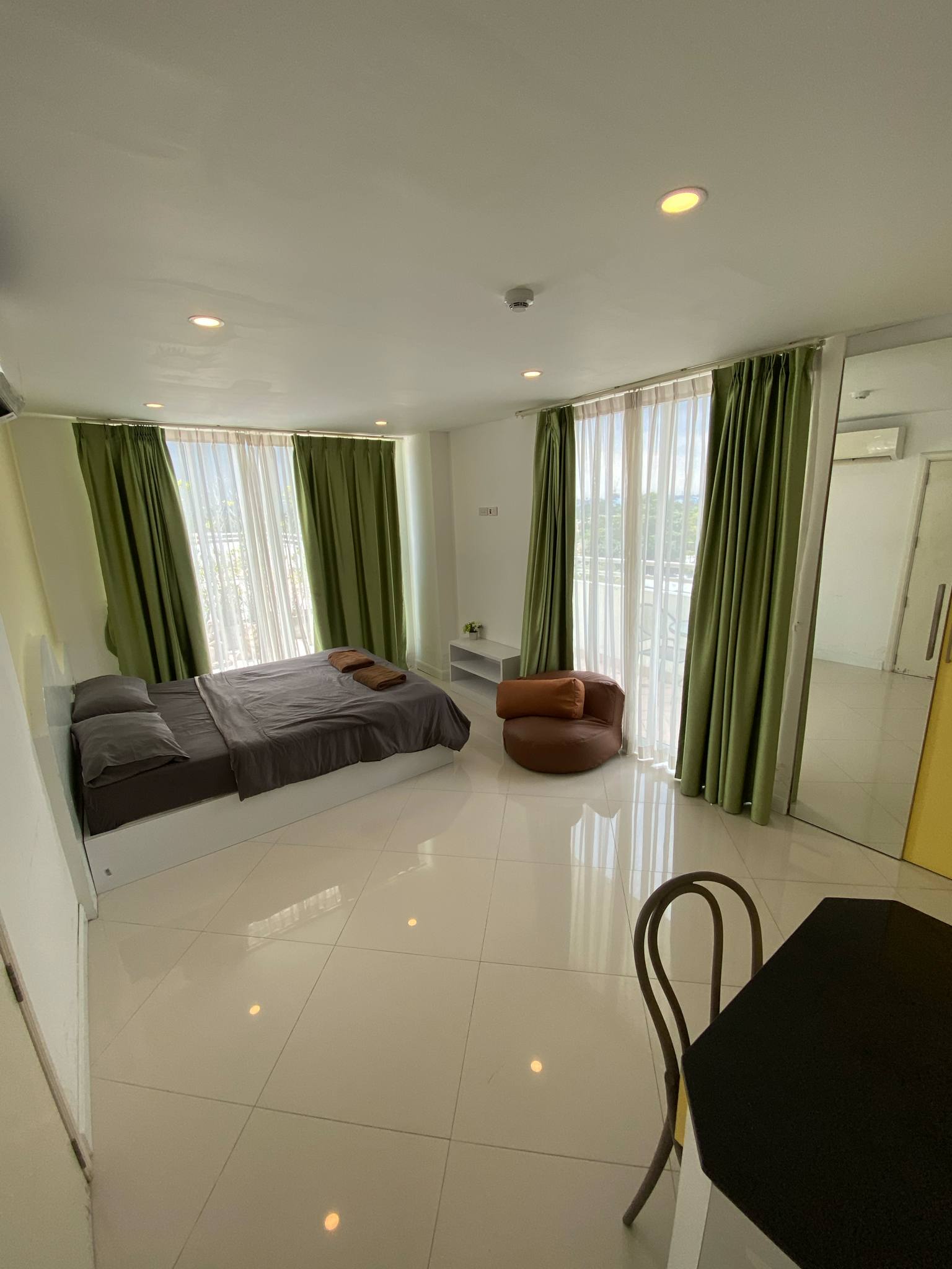 Exclusive Penthouse at Jada Beach Condominium – 3,700 sq. ft. of Space, Ocean Views and City Views